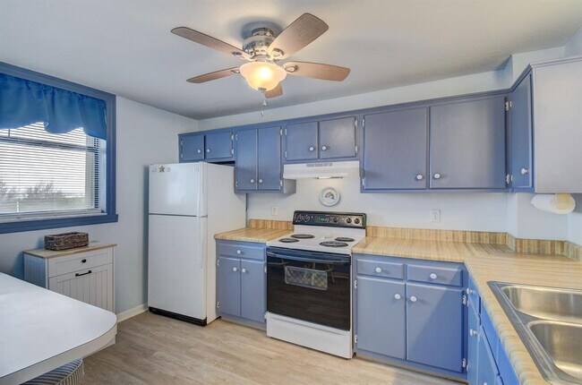 Building Photo - 9940 S Ocean Dr