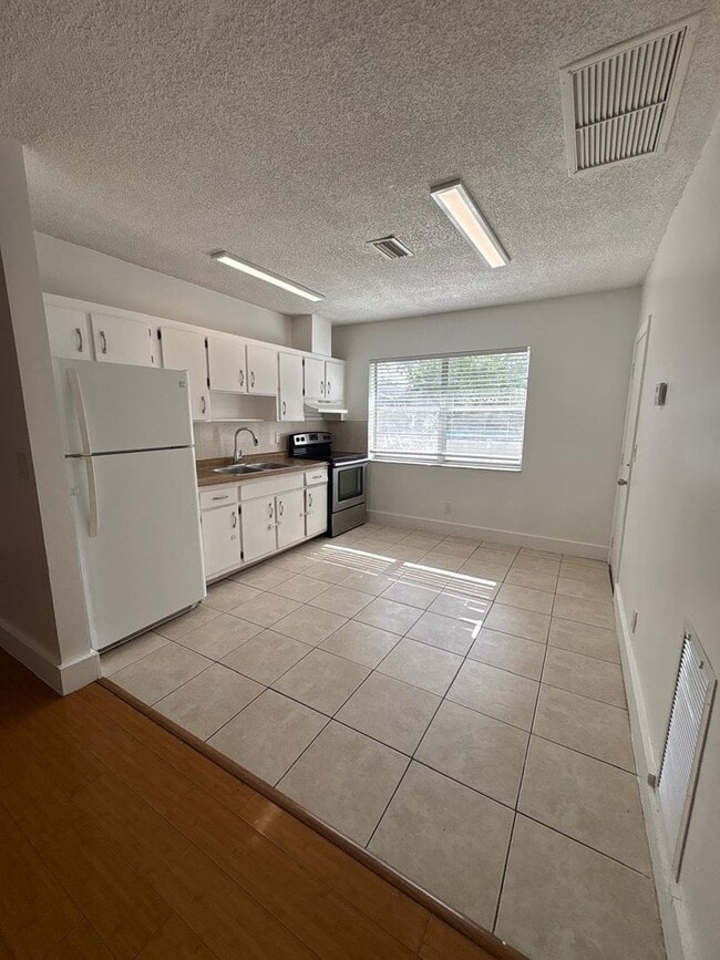 Building Photo - 2 BEDROOMS 1 BATHROOM IN AREA OF RIVERLAND