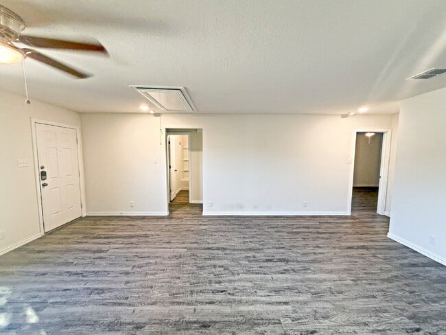 Building Photo - 2718 Bernuda, San Antonio, TX 78222
