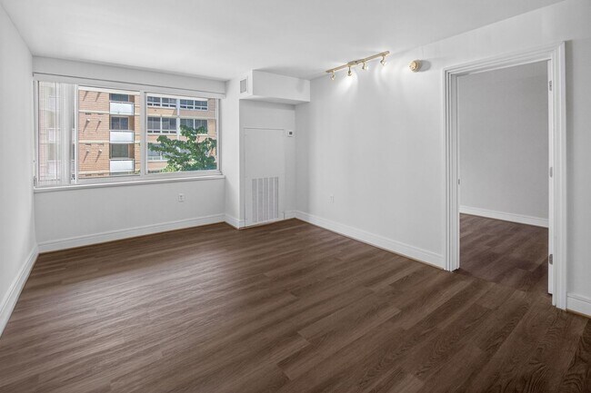 Building Photo - Short Walk to the Wharf! - Professionally Managed  and Spacious 1BR With Monument Views