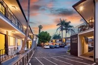 Building Photo - Newly renovated studio apartment with park...