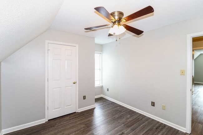 Building Photo - 594 E Ashley Glen Cir
