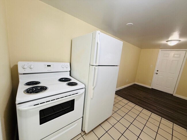 Building Photo - 320 21st Ave S