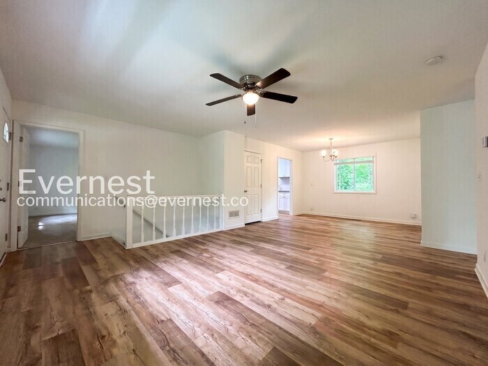 Building Photo - 323 N Briar Ridge