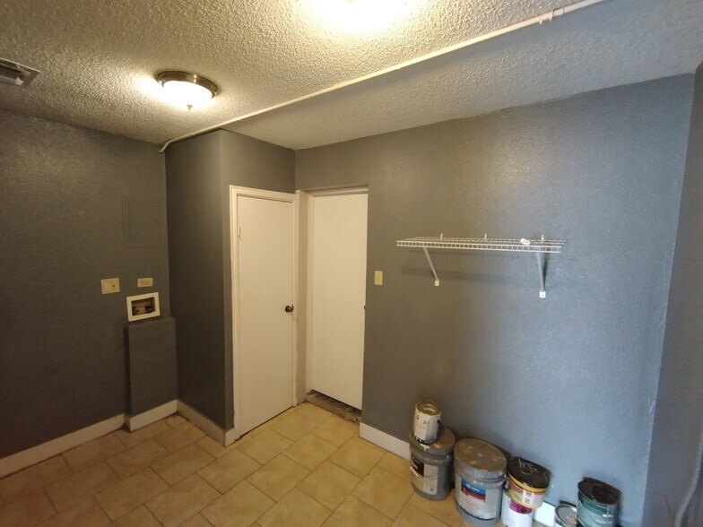 utility W/D room - 410 W Aviation Blvd