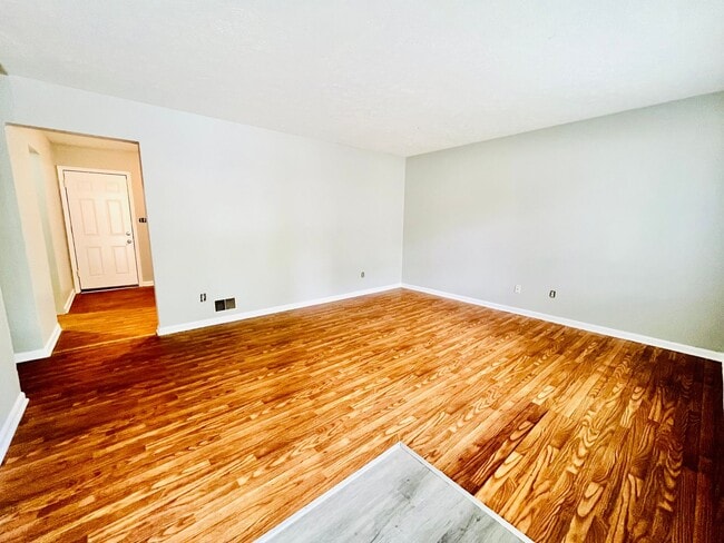 Building Photo - **COMING SOON** Updated 3BR Ranch in Shively Section 8 Accepted