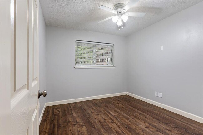 Building Photo - 4514 Oak Shadows Dr