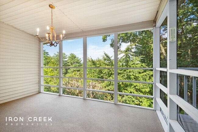 Building Photo - 8 Briar Knoll Ct