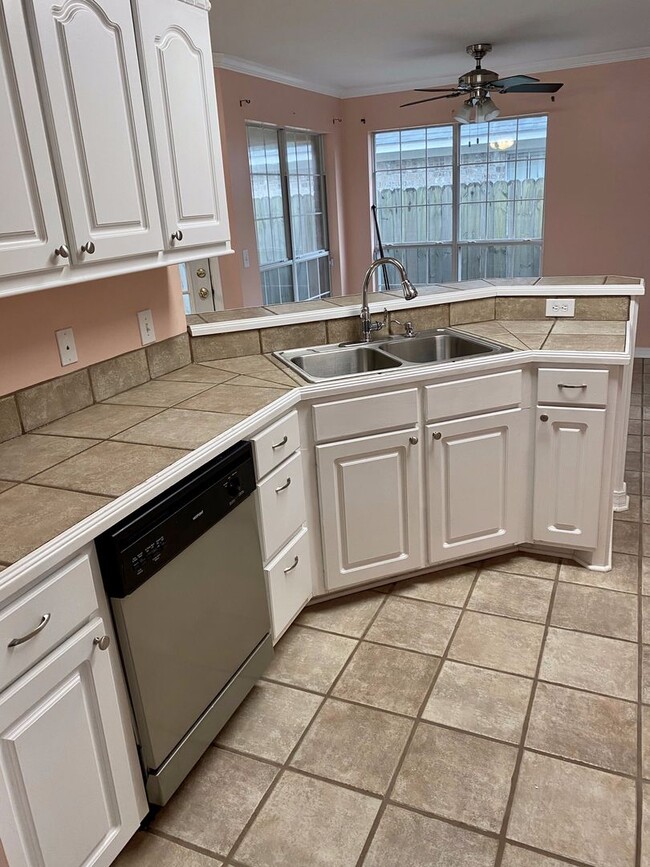 Building Photo - 3 bed, 2 bath for rent in Brandon!