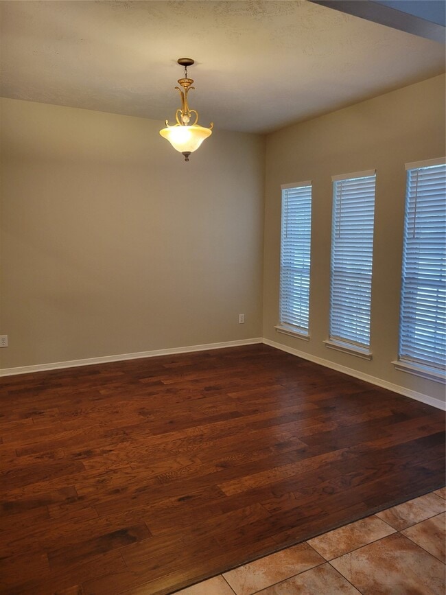 Building Photo - 3715 Pinehurst Dr