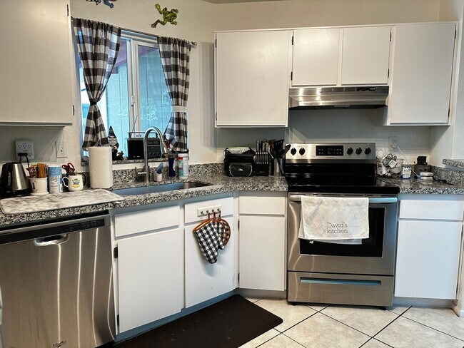 Building Photo - UPDATED 3 BEDROOM 2 BATHROOM CONVENIENTLY ...
