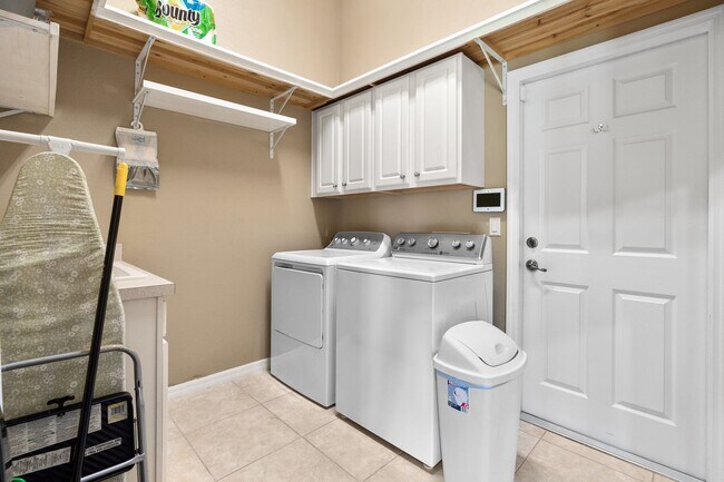 Building Photo - Fully furnished home