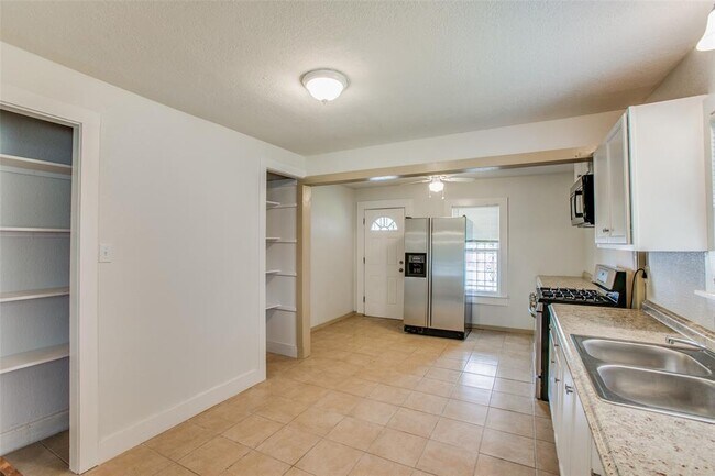Building Photo - 7119 Farnsworth St
