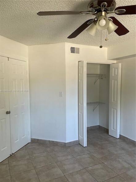 Building Photo - 570 S Park Rd