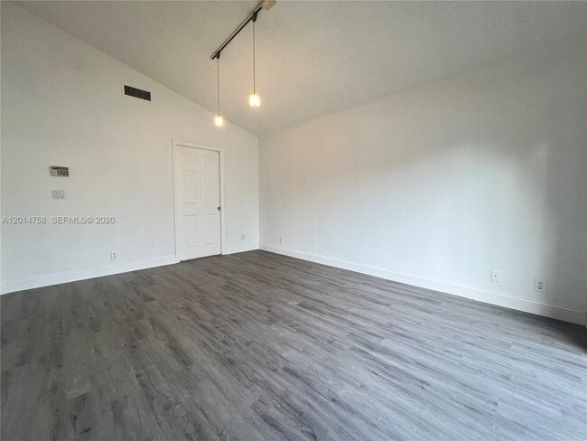 Building Photo - 465 Somerset Way