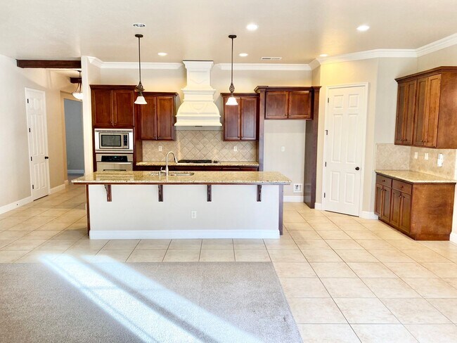 Building Photo - Beautiful 3-Bed, 2-Bath Near Sanger West High School