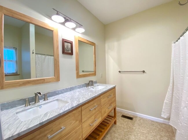 Building Photo - Furnished Downtown Black Mountain- Top Floor Unit with Roof Top Deck!