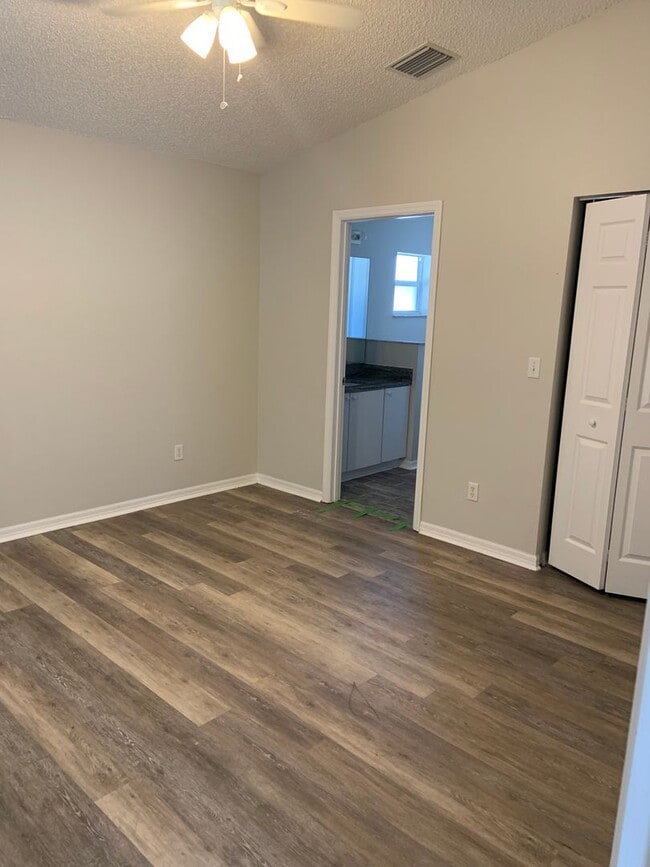 Building Photo - Updated 3 bed/ 2bath- Lehigh Woods