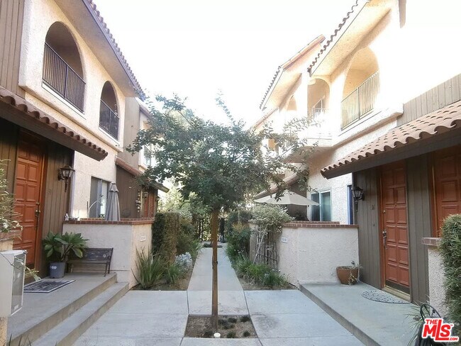 Building Photo - 1711 Grismer Ave