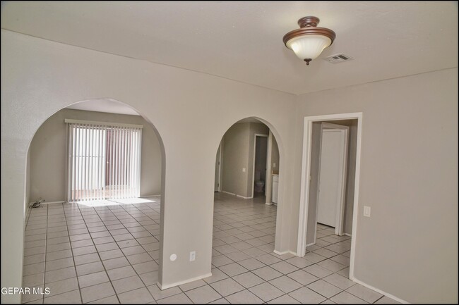 Building Photo - 10415 Ashwood Dr