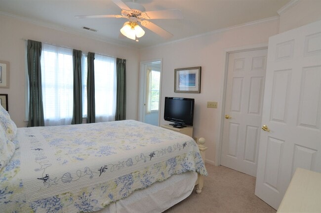 Building Photo - 3 BR, 2.5 BA Versailles Townhouse - Pet Friendly, Bike to Beach