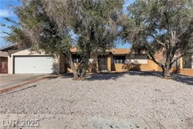 Building Photo - Spacious Single Story Home Near Sahara/Eas...
