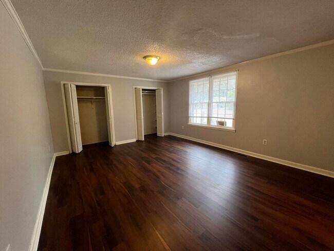 Building Photo - Beautiful Brick 3 bed/2 bath home!