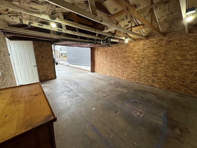 Building Photo - Cozy and Conveniently Located 2 Bed 1 Bath Spokane Home w/ Detached Garage & Heated Multipurpose ...