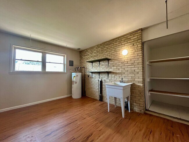 Building Photo - 3bd/1ba HOME in a Great Neighborhood with ...