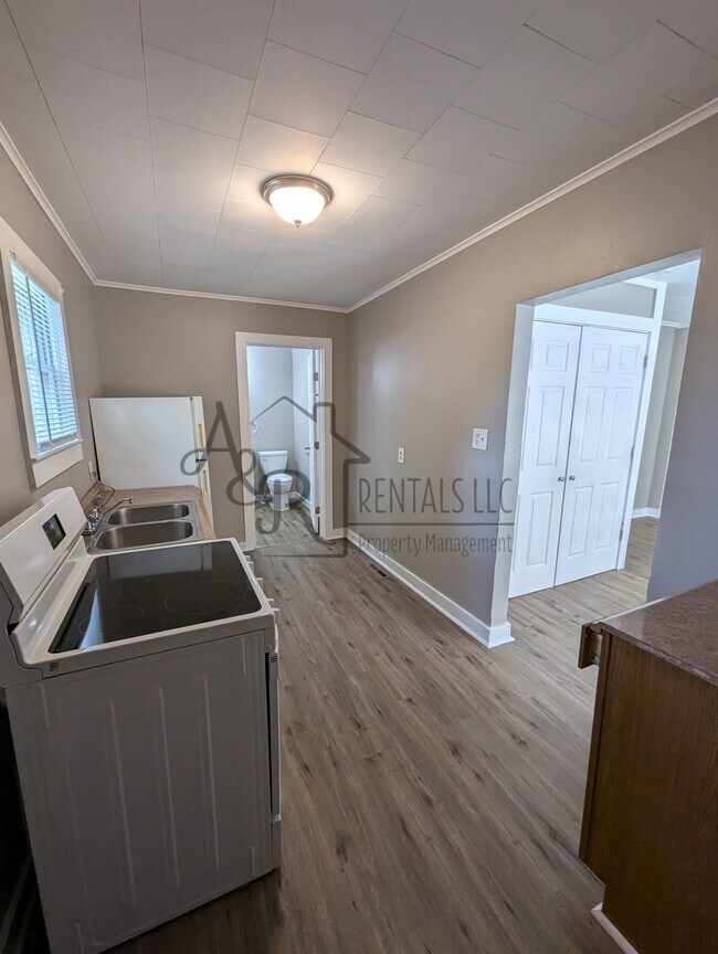 Building Photo - 908 E 8th St