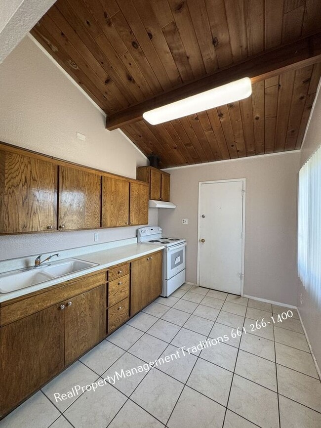 Building Photo - Charming 2 + 1 Duplex in Rosamond