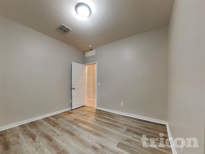 Building Photo - 14366 W Pershing St