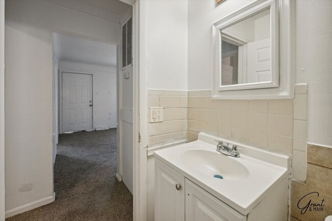 Building Photo - $1200 Warren bungalow
