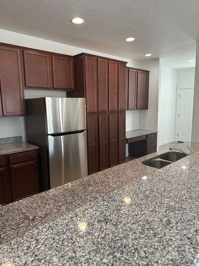 Building Photo - Newer 2-bedroom Townhome