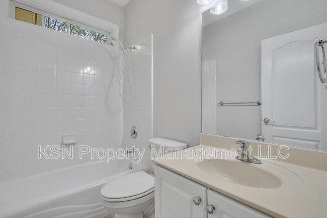 Building Photo - 5 Southernwood Pl