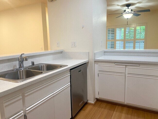 Building Photo - Wonderfully located 3bed, 3 bath in the heart of Westlake VIllage