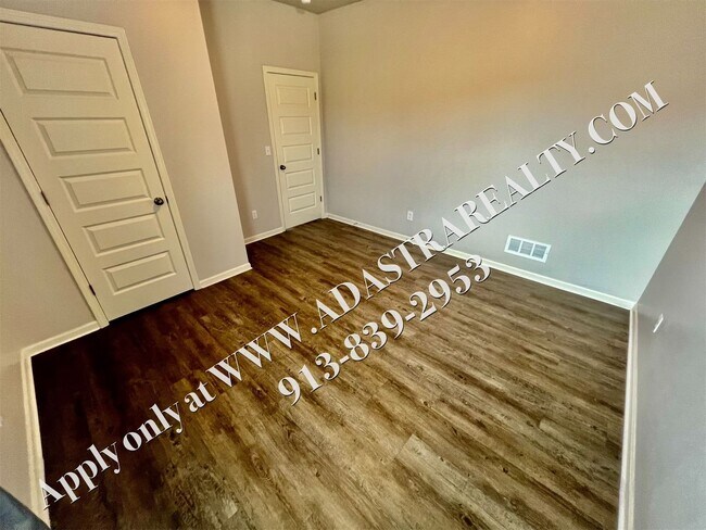 Building Photo - Like New Ranch in Spring Hill-Available in...