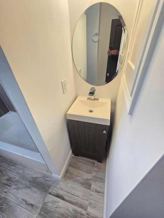 Building Photo - 4 Bedrooms 3 Bathrooms