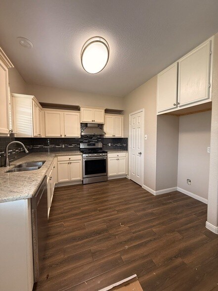 Building Photo - 23603 Maple Vista Ln