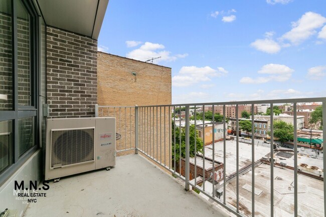 Building Photo - 39 E 21st St