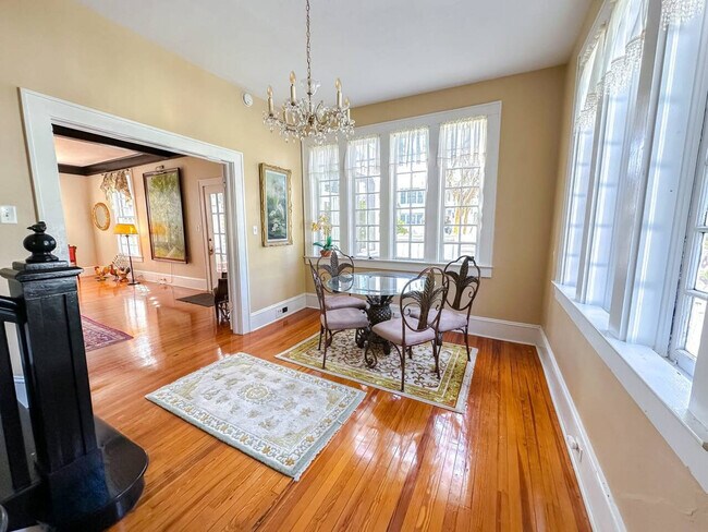 Building Photo - 406 NE 7th Ave