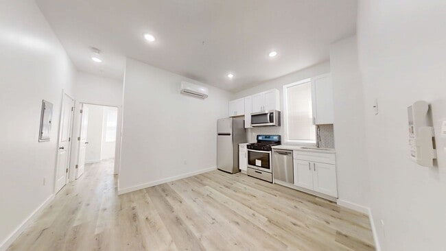Building Photo - Modern & Renovated 1BD 1BA Apartment