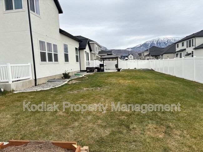 Building Photo - 1439 W Stable St