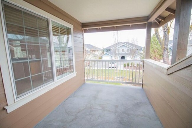 Building Photo - CUTE MODERN 2 BEDROOM UPSTAIRS APARTMENT