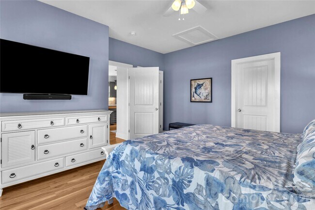 Building Photo - 1708 W Dolphin Dr