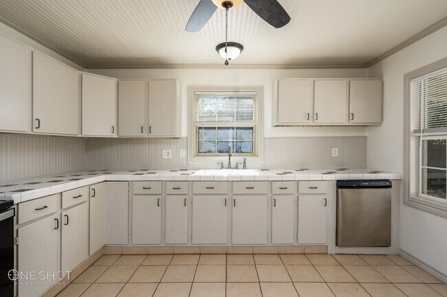 Building Photo - 2349 Highland Ave