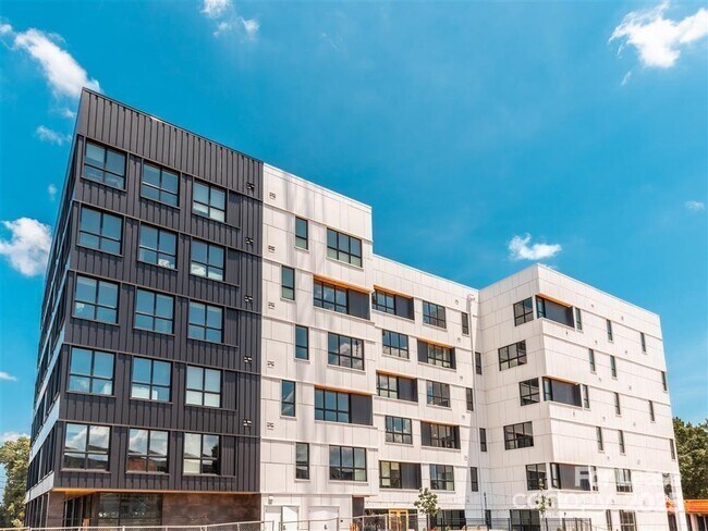 Building Photo - 1824 N Brevard St