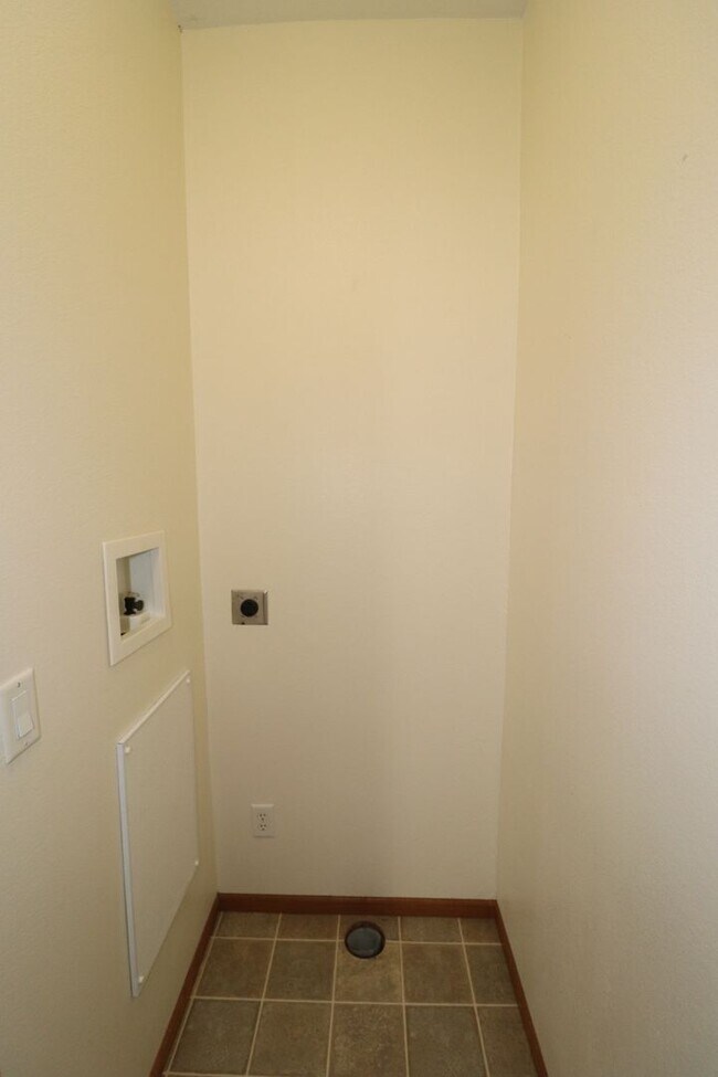 Building Photo - Spacious Home for rent!