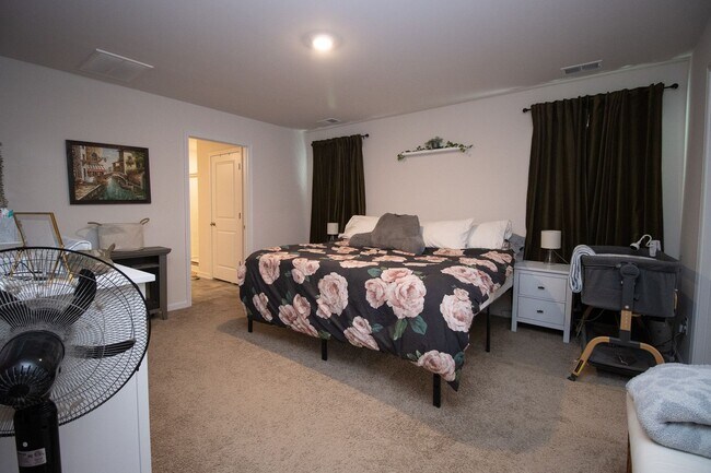 Building Photo - Stylish & Spacious Pet-Friendly Home in Bo...