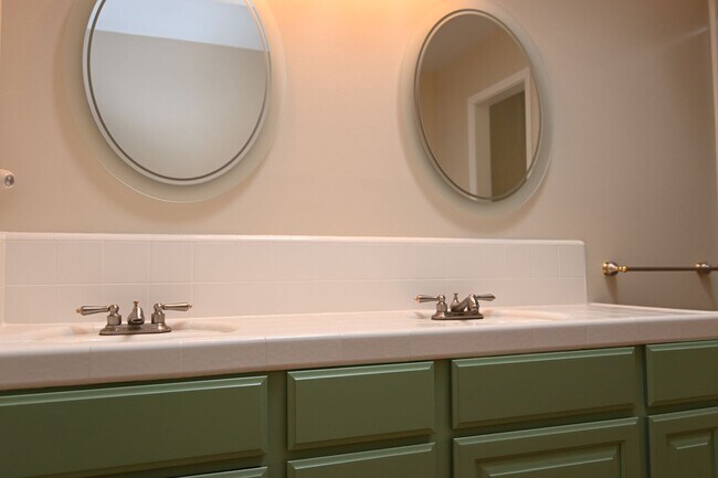 Building Photo - Prime Willow Glen, Just In Time for the Ho...
